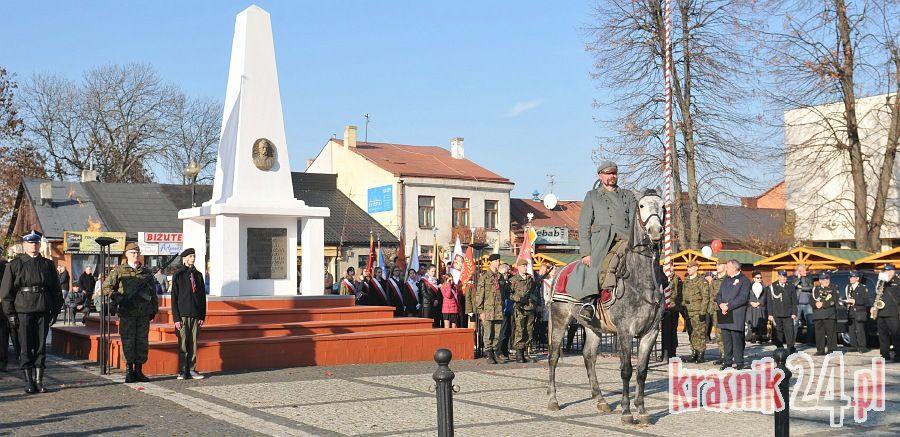 Modlitwa, kwiaty pod pomnikami i wspomnienie o Lelku-Sowie. Kraśnik świętuje 11 listopada. Foto