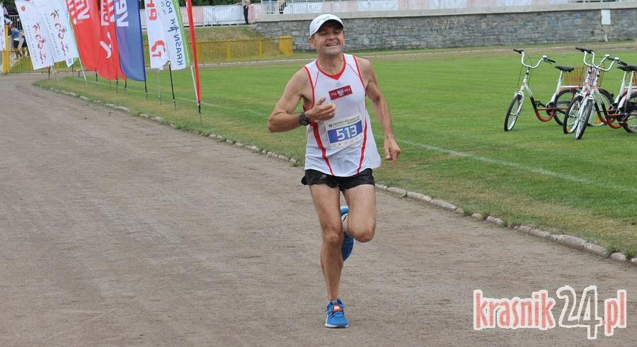 Zawodnicy SKB w Biegach Niepodległości. Jacek Zając pokonał 100 km ze średnim tempem 5:09/km