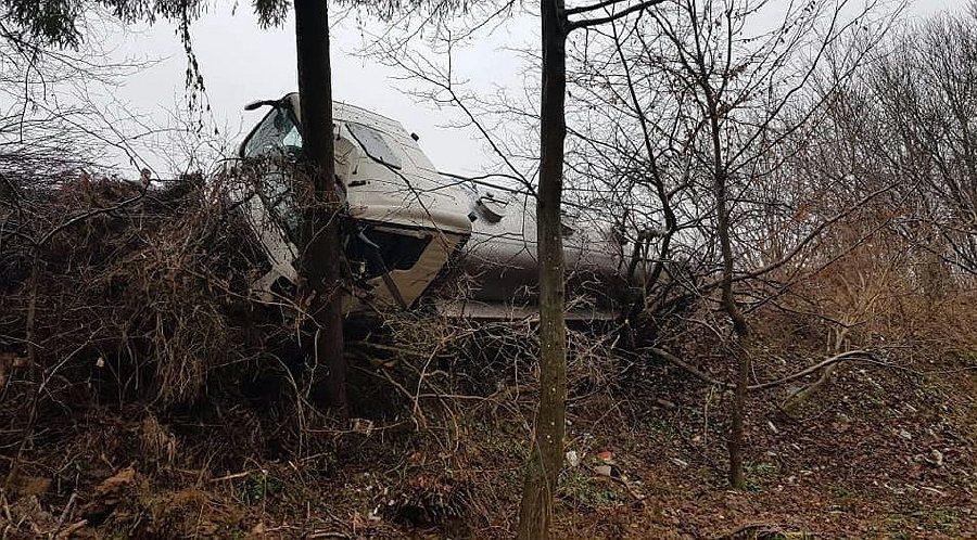 Gm. Trzydnik. Ciężarówka ześlizgnęła się z drogi w Wólce Olbięckiej