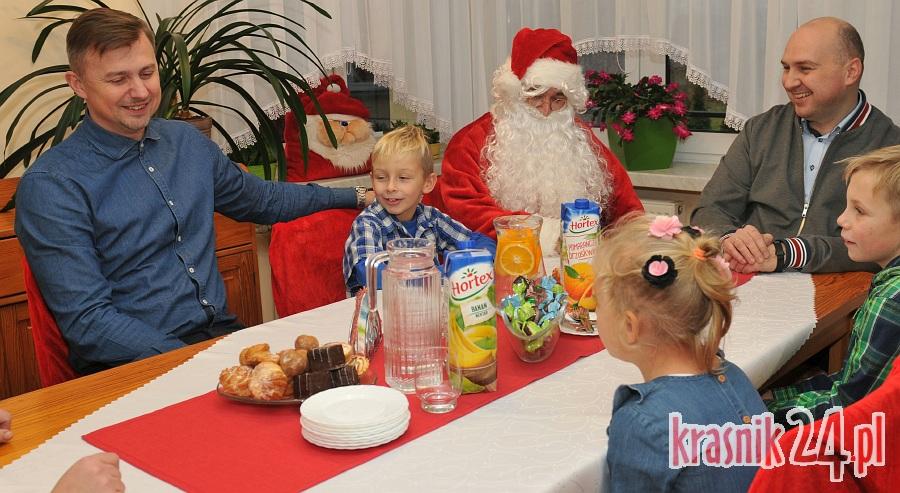 Krzysztof Ignaczak w roli pomocnika Świętego Mikołaja w kraśnickiej SOS Wiosce Dziecięcej