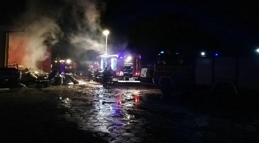 Duży pożar hali przemysłowej przy ul. Kolejowej w Kraśniku