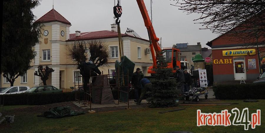 Urzędów. Anioł Wolności już stoi. Jutro uroczystość odsłonięcia i poświęcenia Pomnika Niepodległości