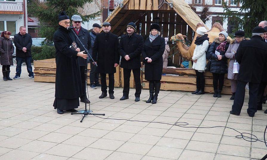 Połamali się opłatkiem i złożyli sobie życzenia. Pierwsza wspólna wigilia na urzędowskim Rynku