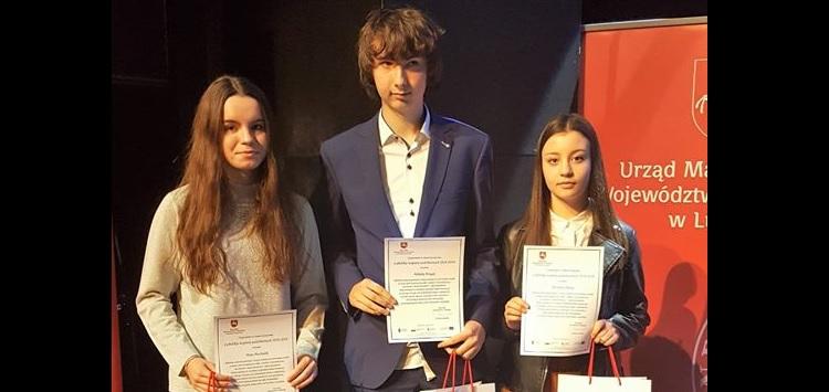 Marszałek wyróżnił najzdolniejszych uczniów. Wśród nich prawie 30 osób z Powiatu Kraśnickiego