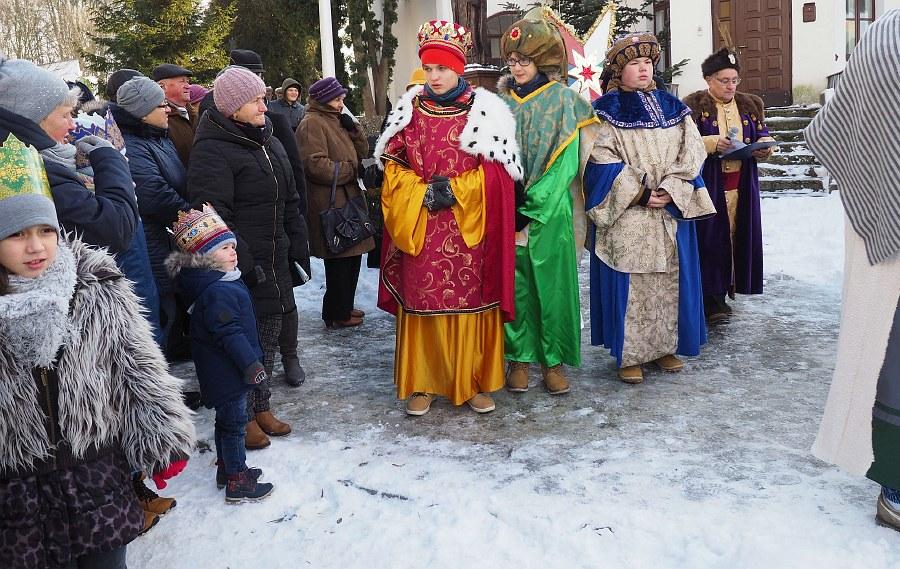 W Urzędowie poszli do szopki za królami
