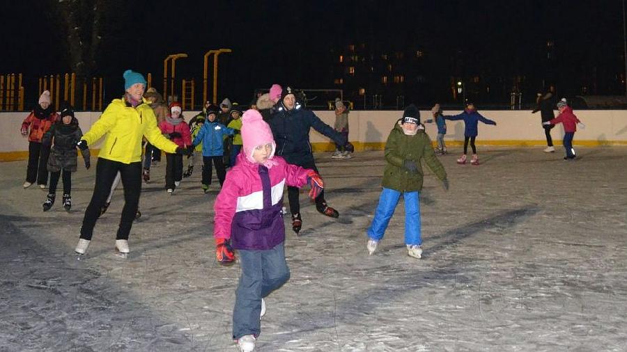 Wielu chętnych na naukę jazdy na łyżwach na kraśnickim lodowisku