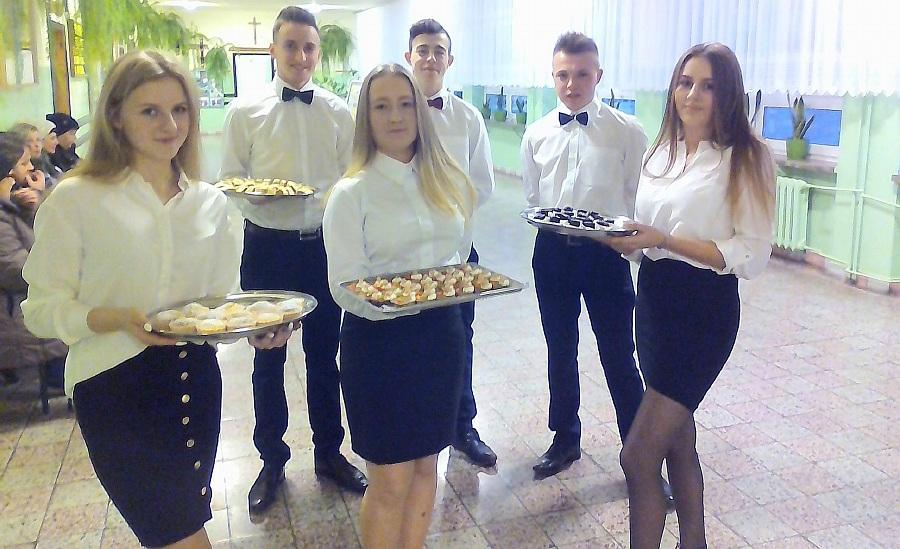 Uczniowie ZS w Wólce Gościeradowskiej osłodzili rodzicom wywiadówkę
