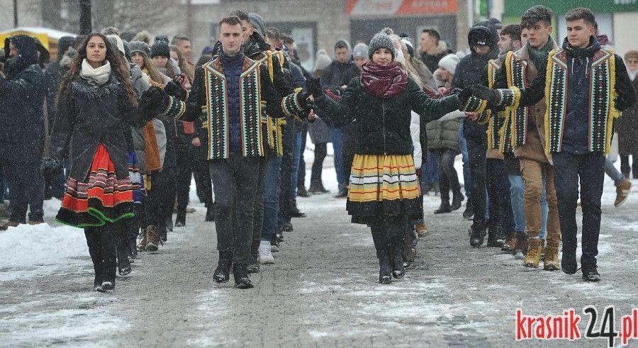Polonez na rynku. Śnieg im nie przeszkodził