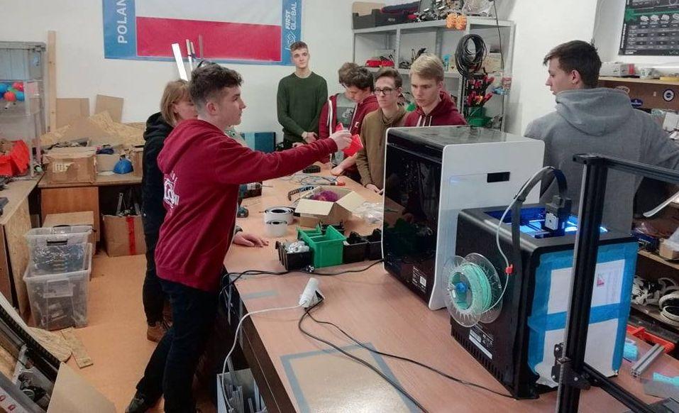 Kraśnicki robot na regionalne zawody FRC w Turcji gotowy. Wideo