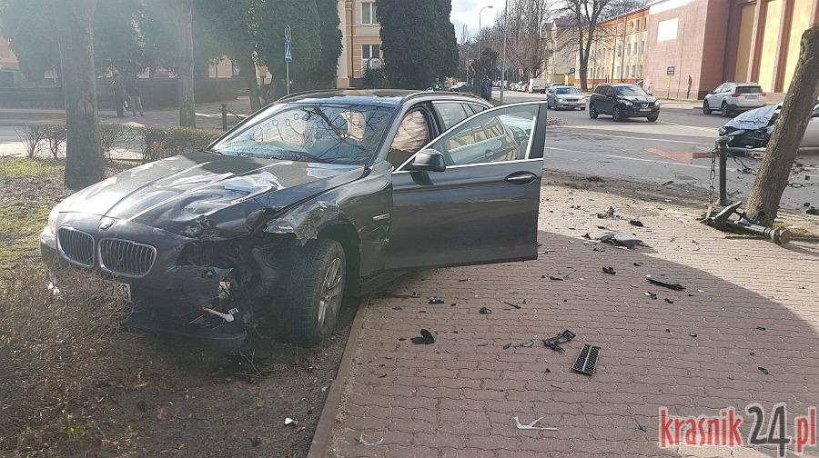 Trzy samochody uszkodzone, BMW zatrzymało się na klombie