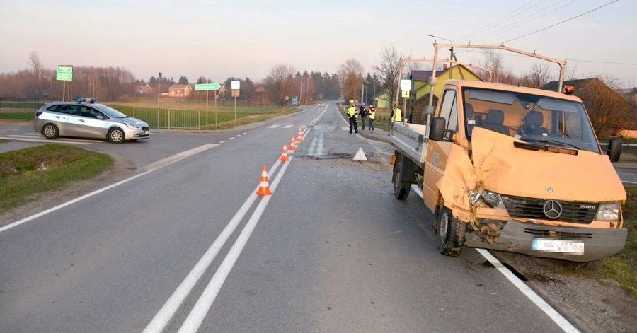 Bliskie spotkanie mercedesa z ciągnikiem. Kierowca wyprzedzał na skrzyżowaniu