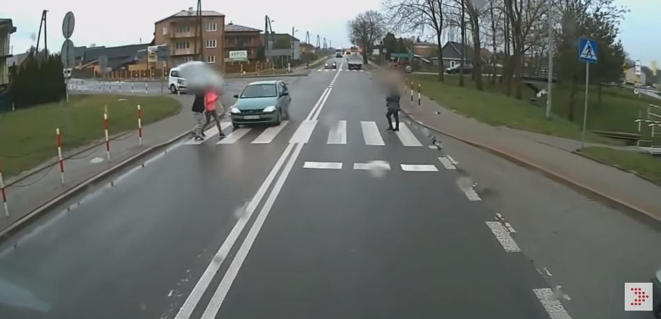 Olbięcin. Dwie młode osoby potrącone na przejściu dla pieszych. Wideo
