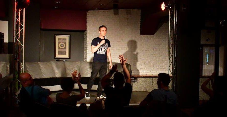 Stand Up w Piaskowa Pub. Wystąpi Wojtek Pięta