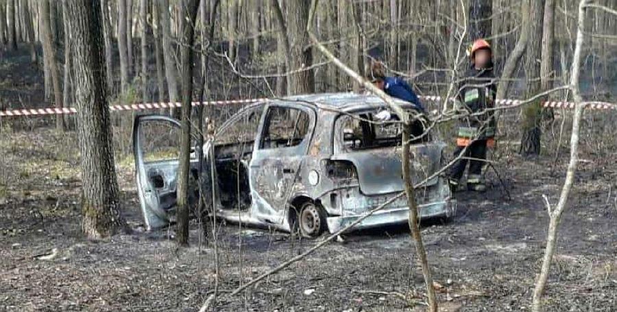 Gm. Annopol. Gasili pożar lasu, znaleźli spalony samochód, a obok zwłoki mężczyzny