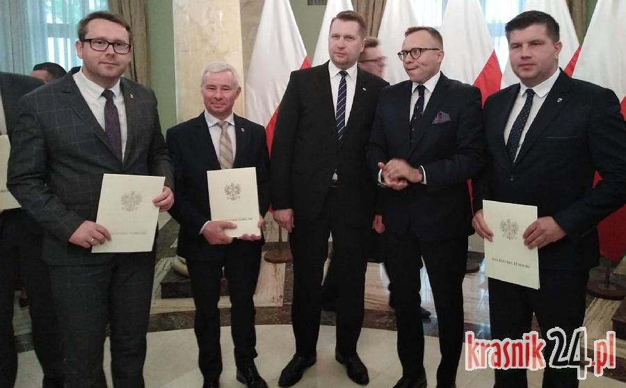 Rządowe dotacje na przebudowę kilku dróg w Powiecie Kraśnickim. Wczoraj podpisano umowy