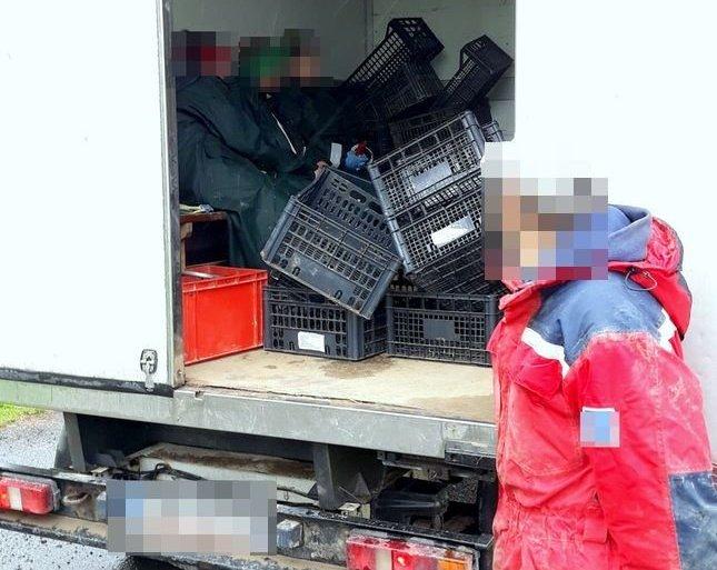 Wiózł ludzi chłodnią, stracił prawo jazdy