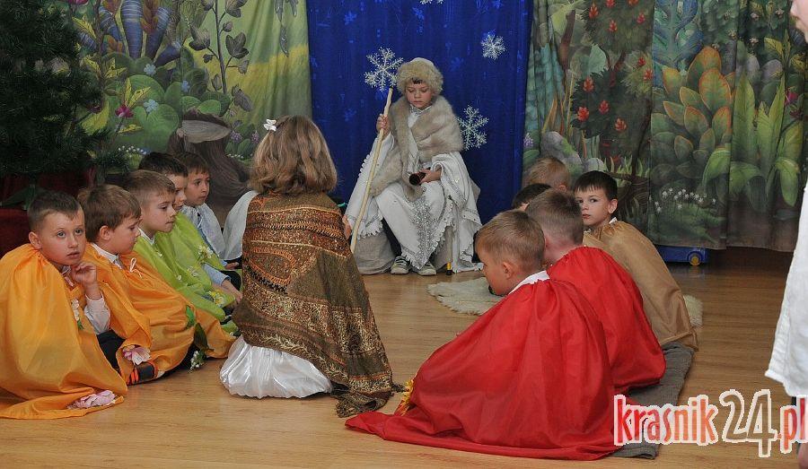 Wierszyki, piosenki i tańce. Młodzi artyści z PM 2 dla swoich rodziców. Foto