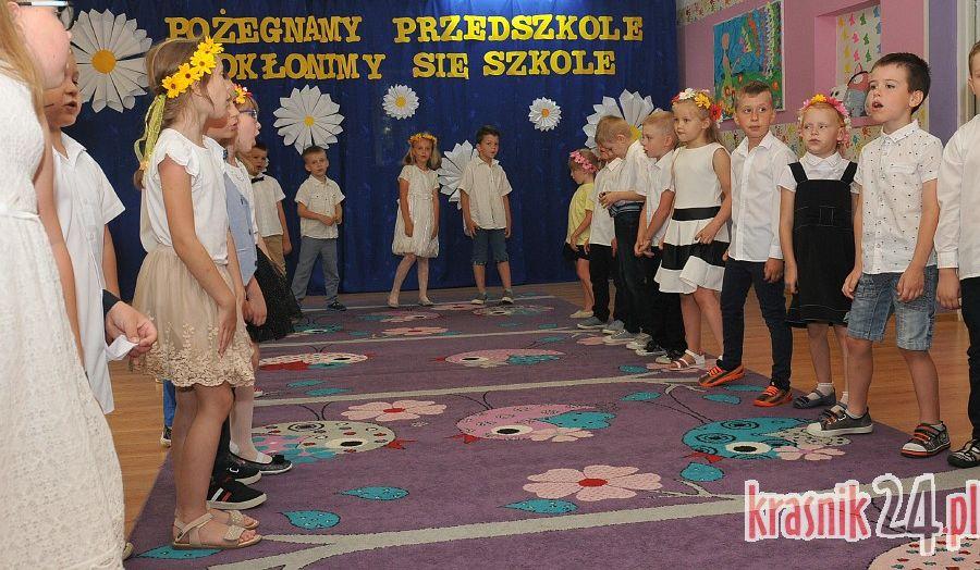 Pożegnali przedszkole, po wakacjach pokłonią się szkole