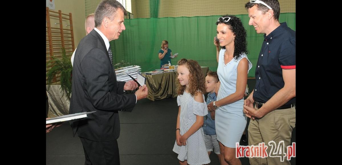 Świadectwa odebrane. Uczniowie Piątki rozpoczęli wakacje. Foto