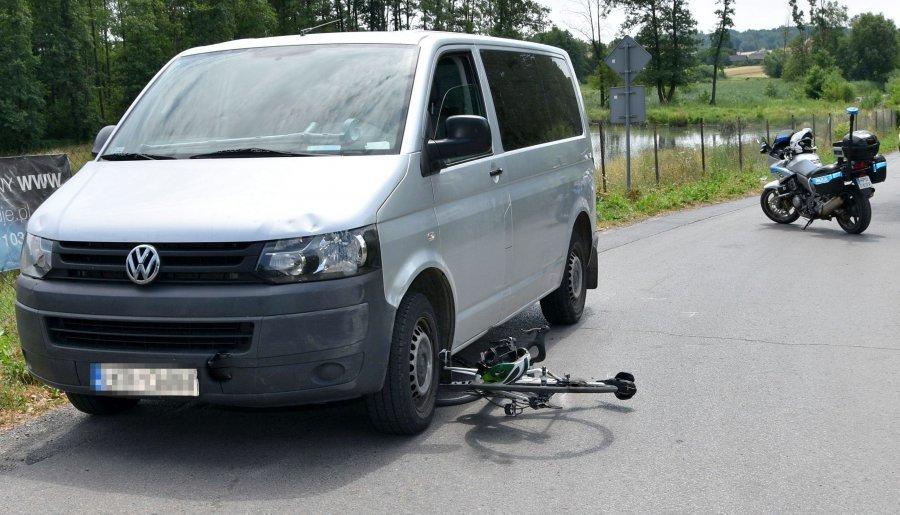 Rowerzysta pod kołami samochodu