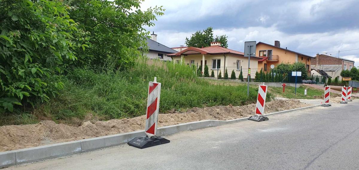 Chodnikowe i parkingowe inwestycje przy drogach powiatowych w Kraśniku
