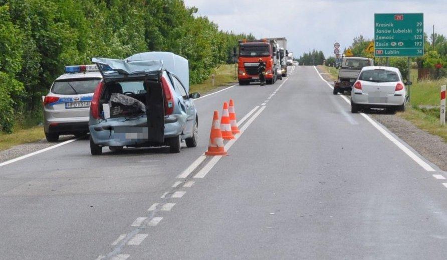 Zagapił się i uderzył w tył samochodu