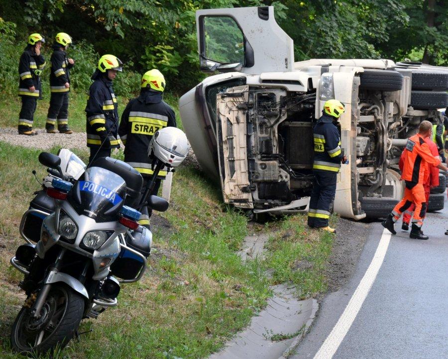 Ciężarówka z tłuczniem wywróciła się na zakręcie