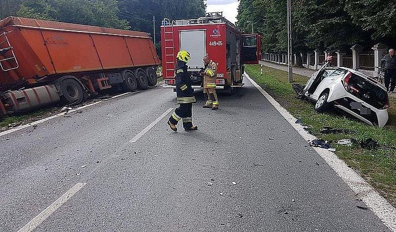 Zjechał na lewy pas, zderzył się z ciężarówką
