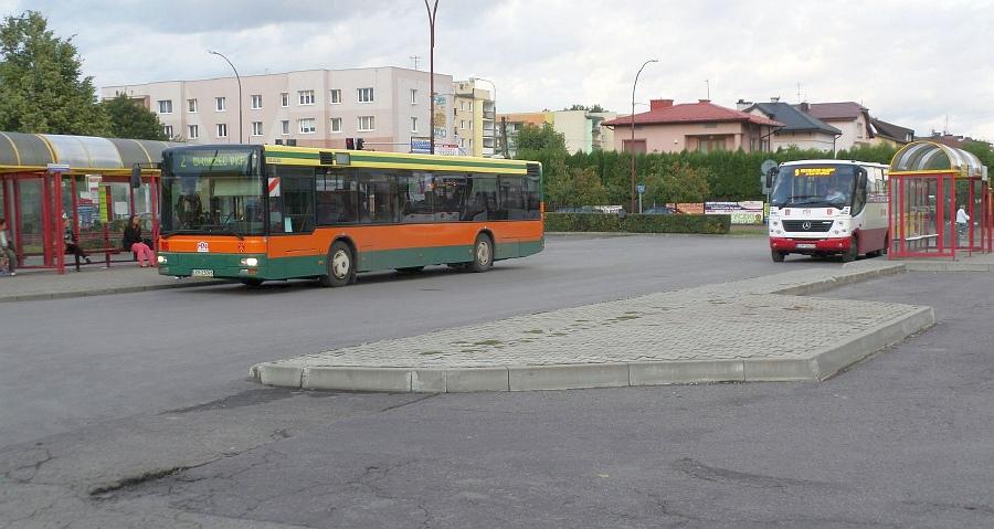 Zmiany na przystanku Mickiewicza Główny. Odjazdy z dwóch peronów, jednolite rozkłady jazdy