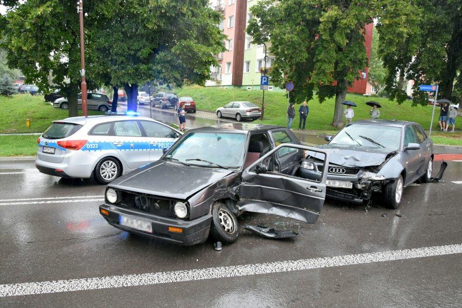 Kraśnik, ul. Lubelska. Volkswagen wjechał pod audi