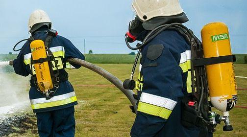 Pożar drewnianego domu w Urzędowie. Dwie osoby poparzone