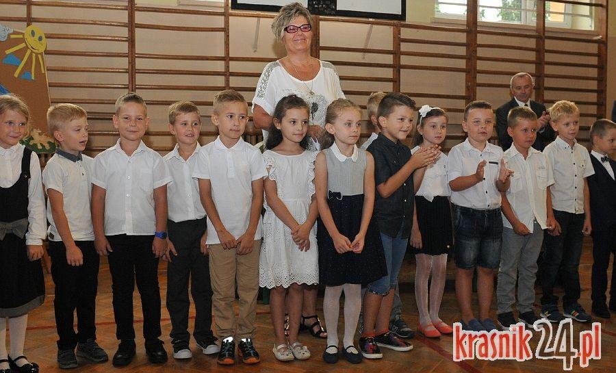 Po raz pierwszy w szkolnych ławkach. Nowi uczniowie przywitani w SP 5