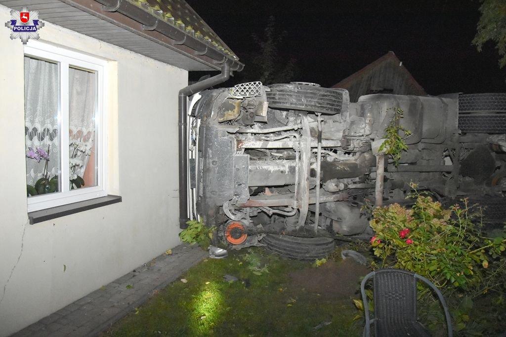 Pijany kierował ciężarówką. Po wypadnięciu z drogi uderzył w dwa domy