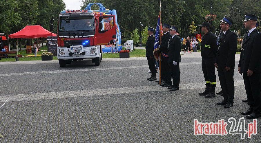 Strażacy z MOSP Kraśnik oficjalnie odebrali nowy samochód, a mieszkańcy bawili się na pikniku