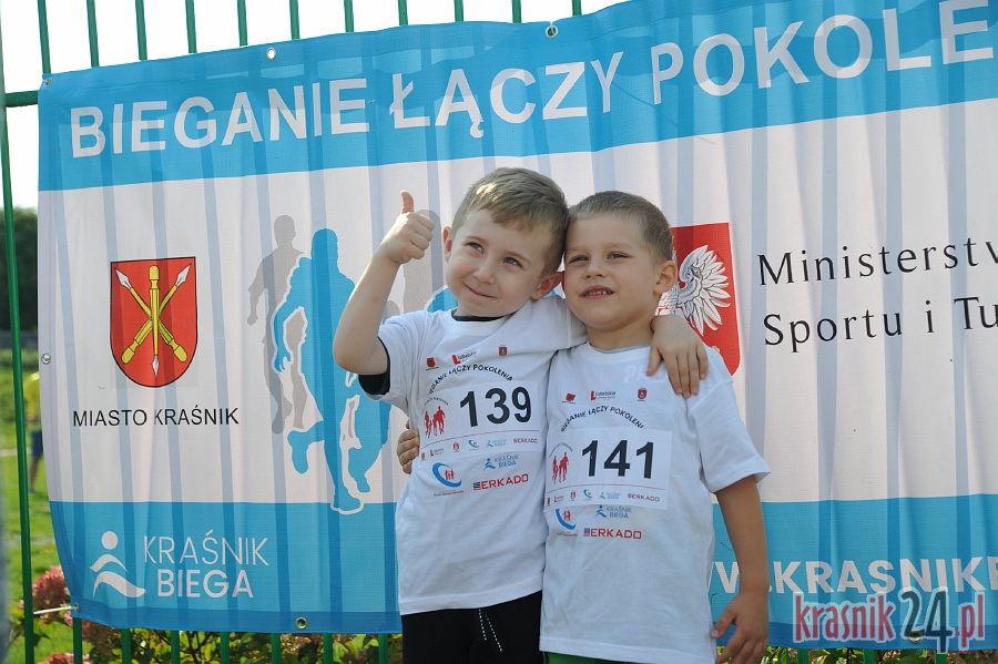 Kilkaset osób na starcie pokoleniowego biegania