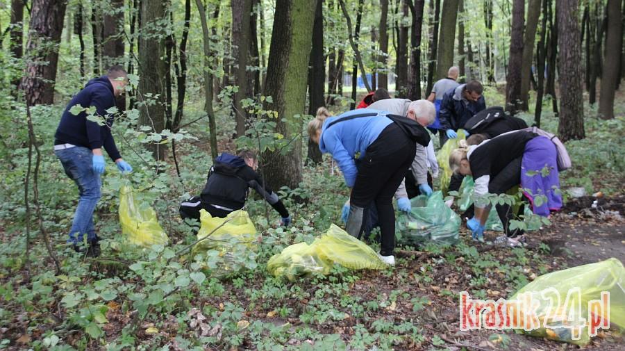 Góra śmieci wywieziona z lasu dzięki akcji RiB i Nadleśnictwa