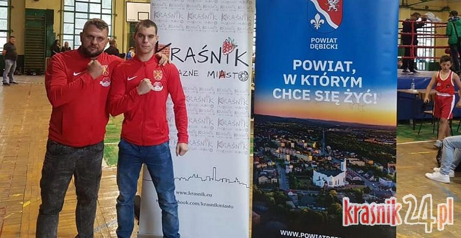 Boks. Wygrana Maksymiliana Mikołajczaka podczas turnieju w Dębicy