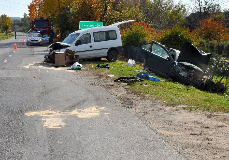 Czołówka przy lewoskręcie. Cztery osoby trafiły do szpitala w tym małe dziecko