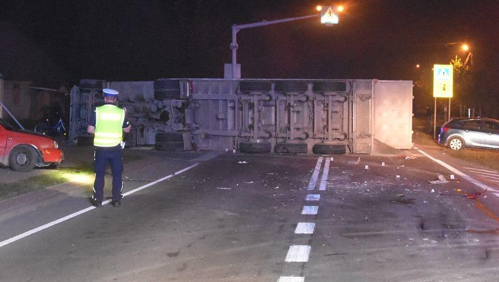 Gmina Gościeradów. Przewrócona ciężarówka z kruszywem blokowała drogę