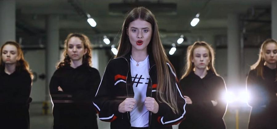 Oszukujesz się - nowy singiel Julii Chmielarskiej z przesłaniem