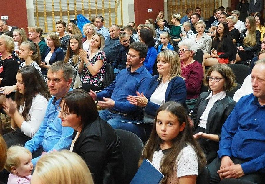 Burmistrz Urzędowa wręczył stypendia najlepszym