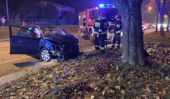 Kraśnik, ul. Lubelska: Zjechał z drogi i uderzył w drzewo