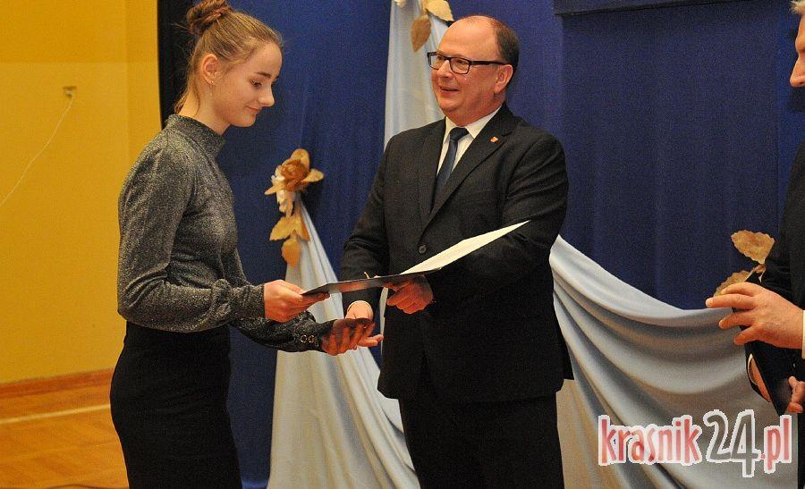 Pierwsza tura stypendiów naukowych i artystycznych Burmistrza Kraśnika rozdana. Foto