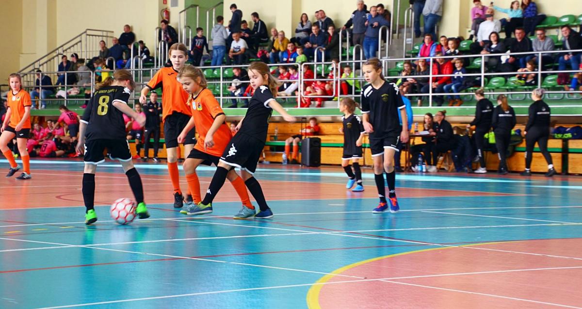 Perełki i KSZO najlepsze w Charytatywnym Turnieju Piłki Nożnej Kobiet KEEZA