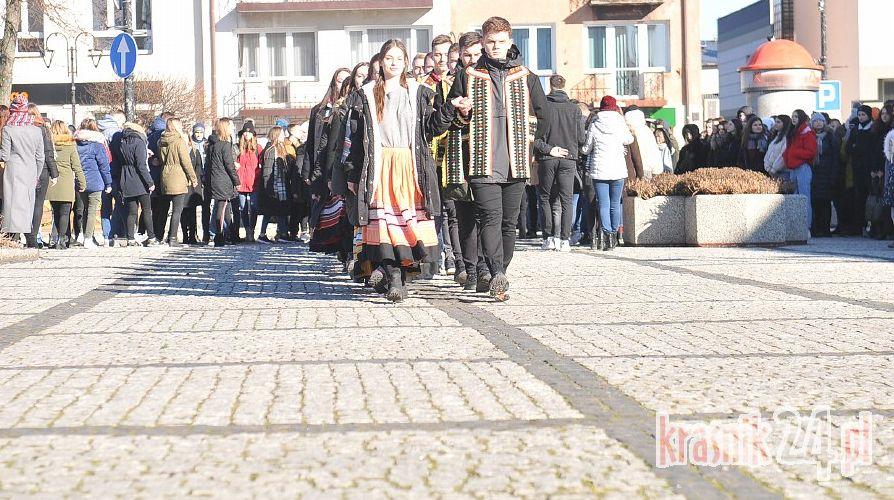 Maturzyści z Górki zatańczyli poloneza na rynku