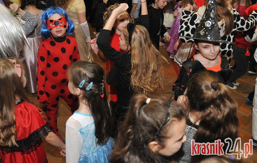 Julianna i Kuba królową i królem balu karnawałowego w SP 5