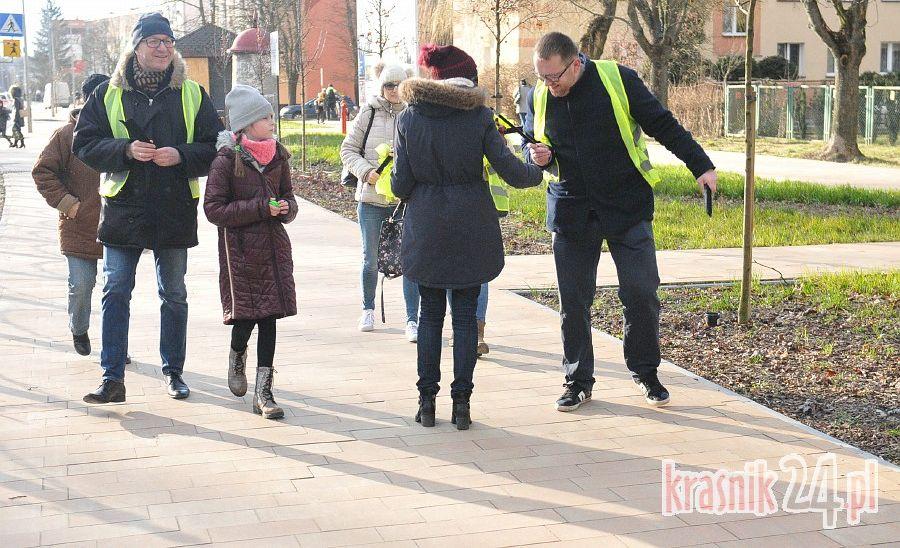 Członkowie RiB rozdali kraśniczanom 1300 odblasków