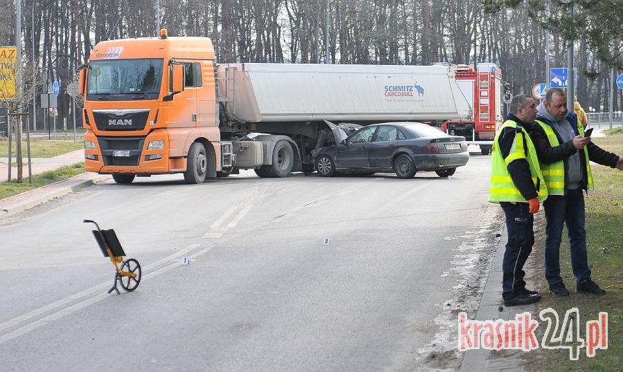Kraśnik. Osobówka wbiła się pod samochód ciężarowy