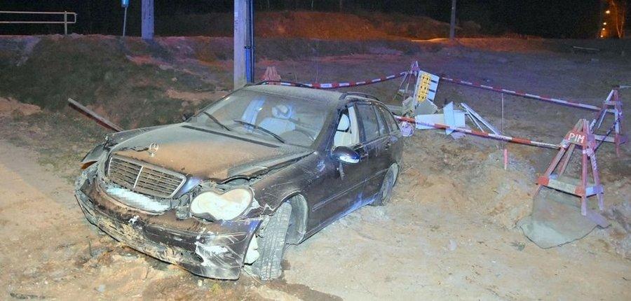 Mercedesem po polu. Efektem zniszczona rozdzielnia elektryczna