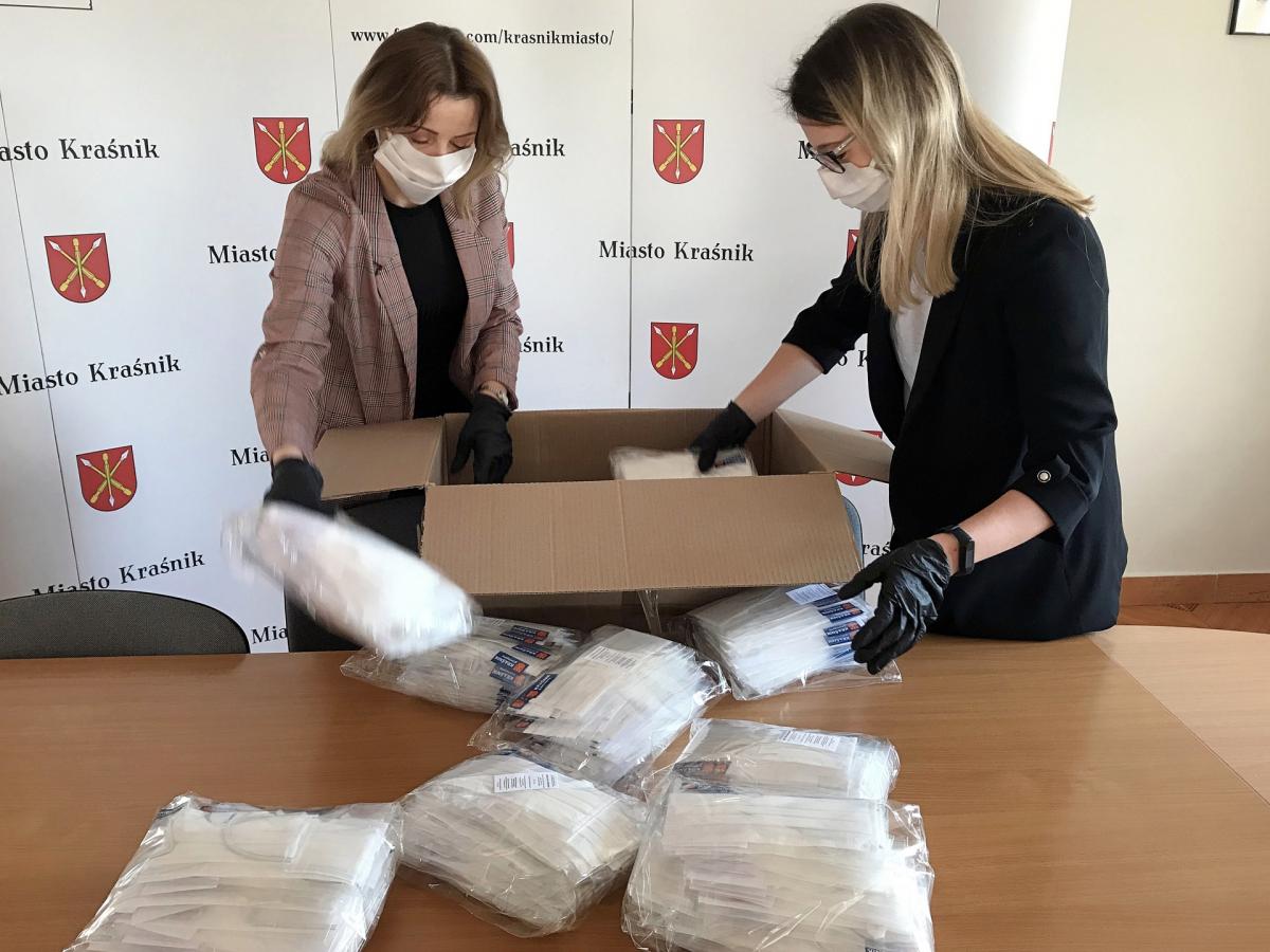 Maseczki dla kraśniczan od miejskiego samorządu